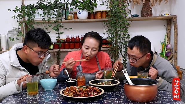 【丹霞春姐】春姐做家常版辣子鸡丁，焦黄酥脆，麻辣够味，弟弟说这么大鸡块吃着真过瘾 смотреть онлайн