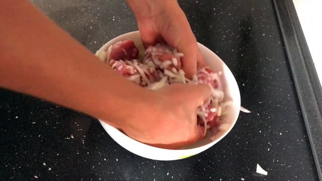 Найпростіший та дуже смачний шашлик зі свинини, з класичним маринадом. Рекомендую до приготування. смотреть онлайн