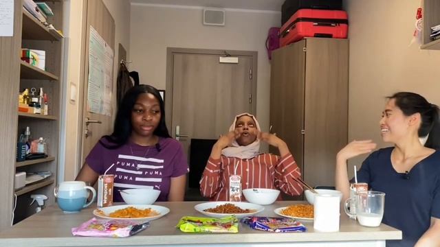 Unforgettable Hot Chicken Ramen Challenge with Medical School Friends - Must Watch! смотреть онлайн