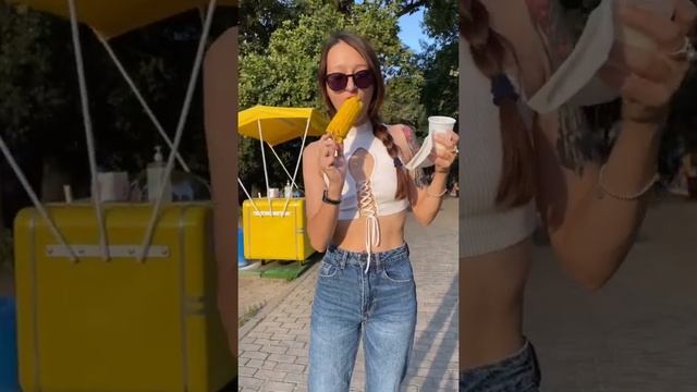 Девушка и такса. смотреть онлайн