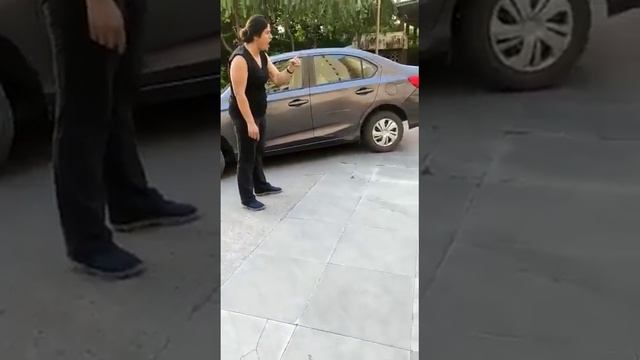 Viral Video Of A Abusive Lady || Noida Galibaj Woman Abuses To Gaurd || Subscribe My Channel #gali