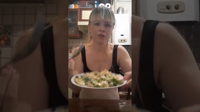 Омлет с индейкой и листьями салата смотреть онлайн