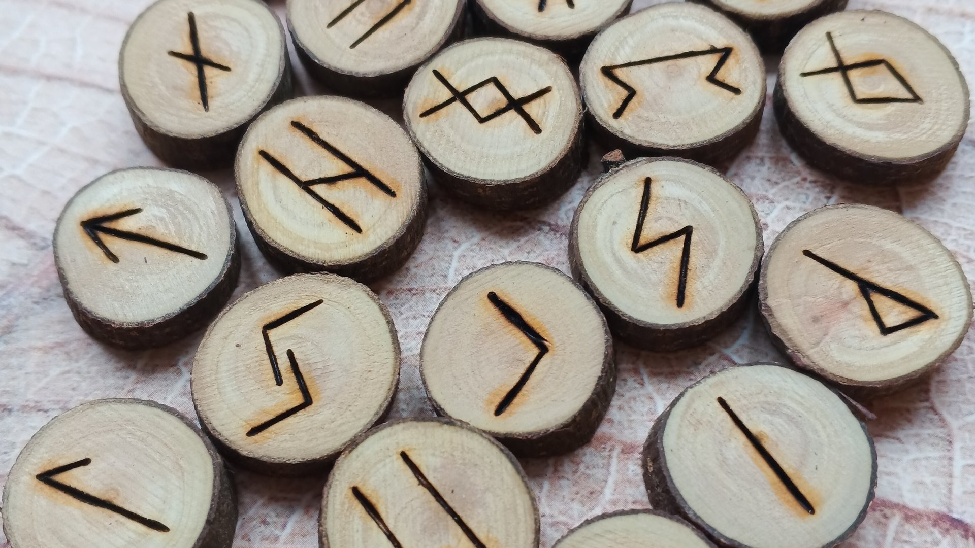 Скандинавские руны Старший Футарк из крушины, 24 руны, без пустой