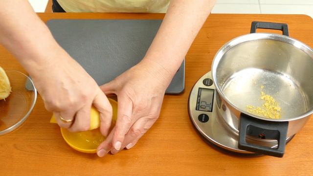 Zitronenrolle / Biskuitrolle / Zitronen-Puddingcreme смотреть онлайн