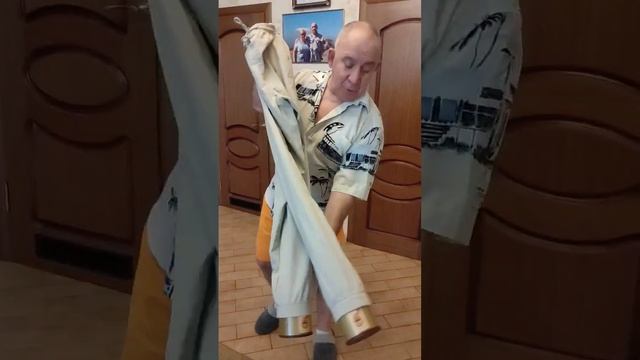 Надеть штаны с очень узкими резинками на голени можно смотреть онлайн