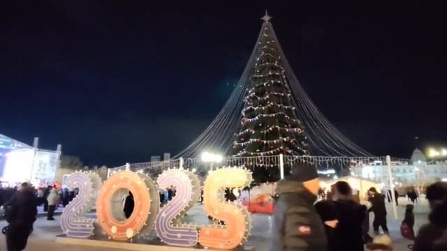 а у нас в Чите на главной площади города 27 декабря 2024 года зажгли ёлочку. всех с новым годом.