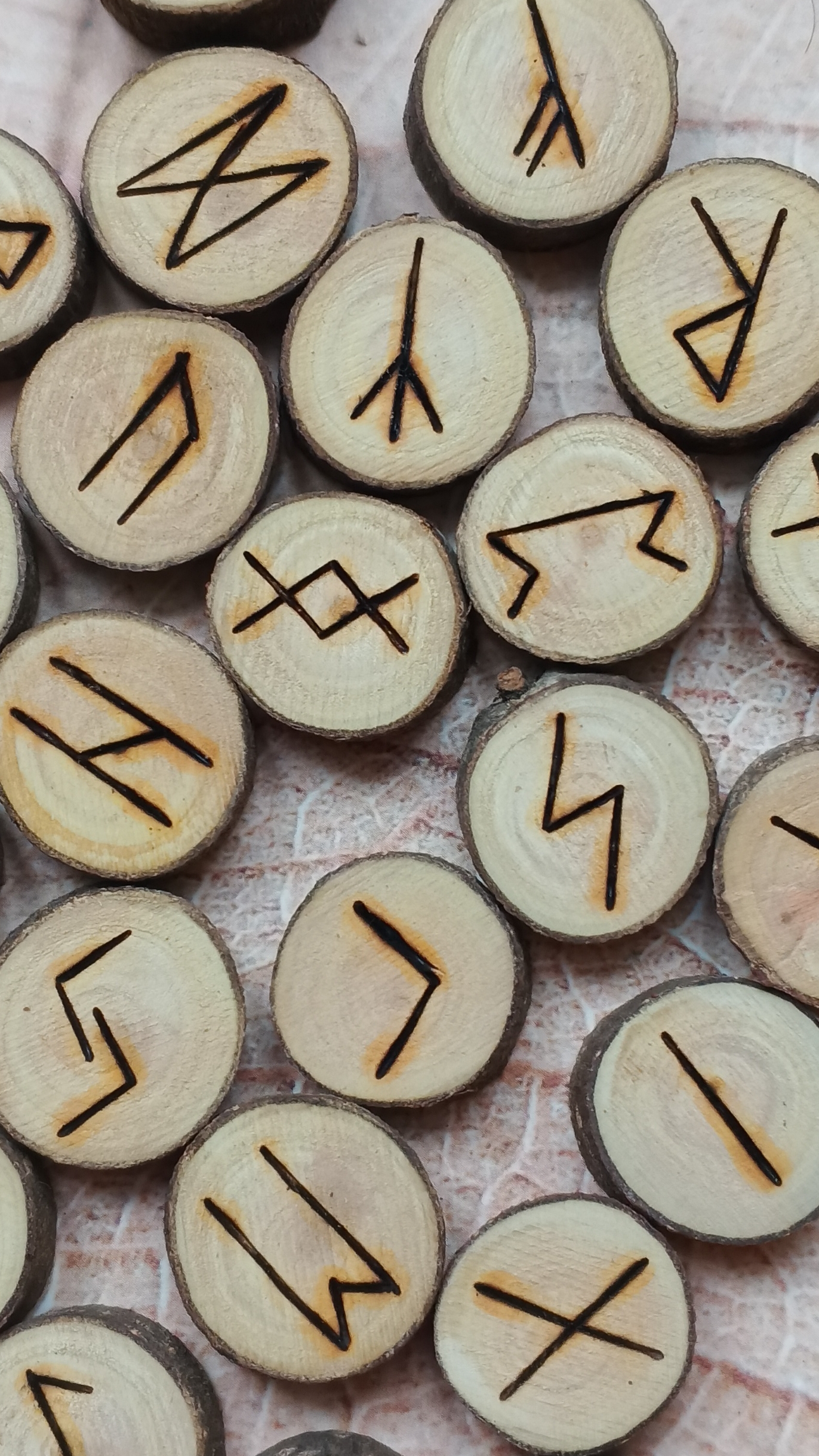 Скандинавские руны Старший Футарк из крушины, 24 руны, без пустой