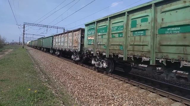 Электровоз ВЛ10-1834 с грузовым поездом + приветливая бригада смотреть онлайн