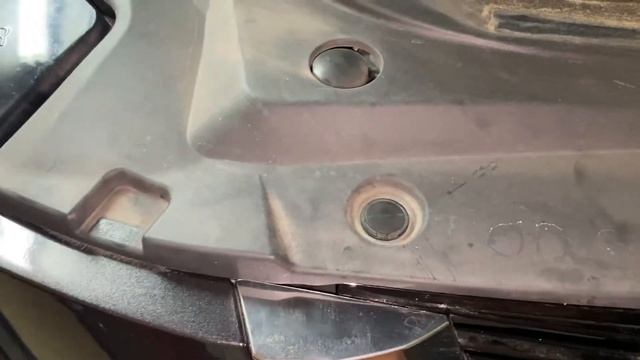 Cadillac Escalade Grill Remove and Replace смотреть онлайн