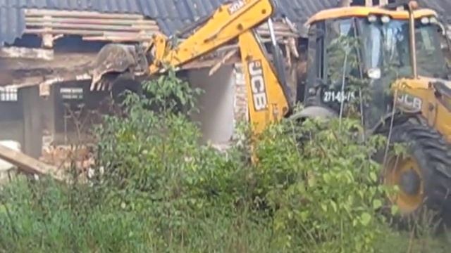 На ипподромме в Перми разбирают конюшни смотреть онлайн