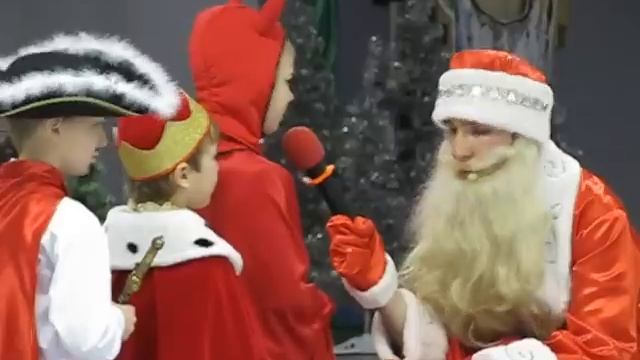 Дед мороз Тралит детей