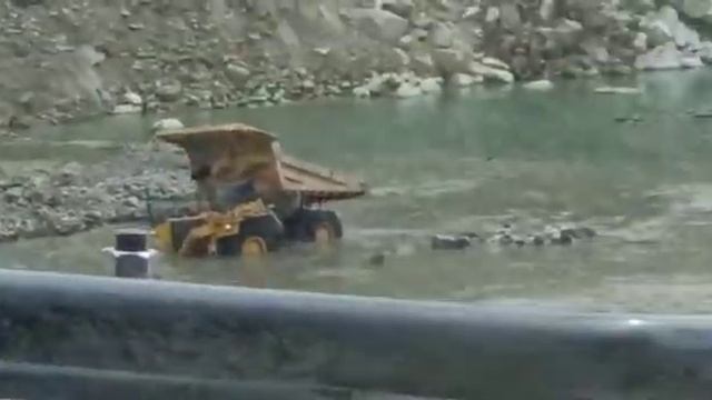 Самосвал приплыл в карьере смотреть онлайн