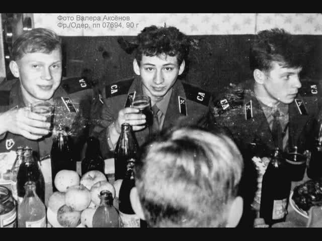 СИДИМ МЫ ЗА СТОЛОМ, А В КАРАУЛЕ ОСВАИВАЕТ СЛУЖБУ ДЕД МОРОЗ (1) смотреть онлайн