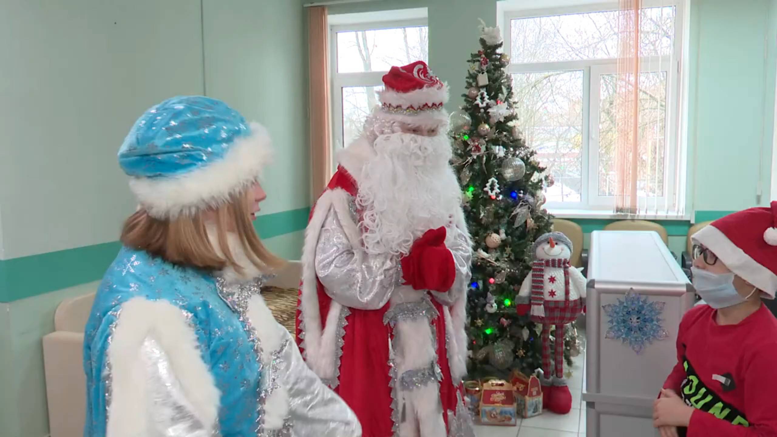 Дед Мороз и Снегурочка поздравили детей в больнице с Новым годом 27.12.2024 смотреть онлайн