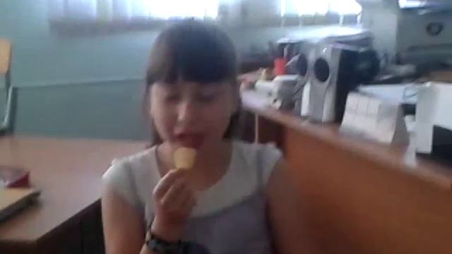 Девочка лижет чипс. смотреть онлайн
