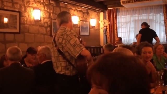 Безлимитное вино в Парижском ресторане и веселые Шансонье! Франция