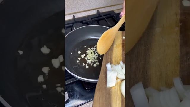 «ПАСТА» с курицей в сливочном соусе. Легкий ужин без муки с кабачком и сметаной смотреть онлайн