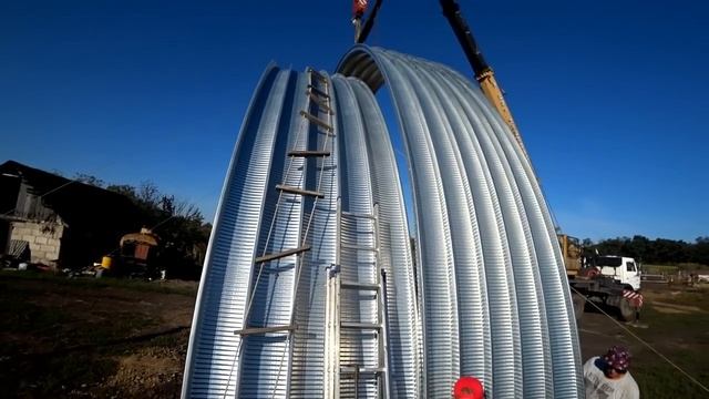 строительство бескаркасного ангара(четвертая часть) установка купола краном,прокатка железа станком смотреть онлайн