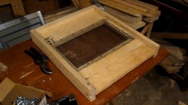 Как сделать простое деревянное сетчатое дно для улья.How to make a wooden mesh bottom for the hive смотреть онлайн