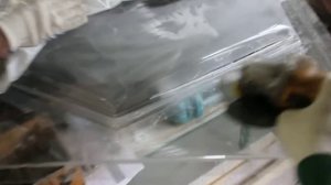 Обрезка пластика после вакуумной формовки.