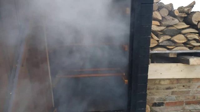 Початок приготування копчених курячих крилець та курячого філе. смотреть онлайн