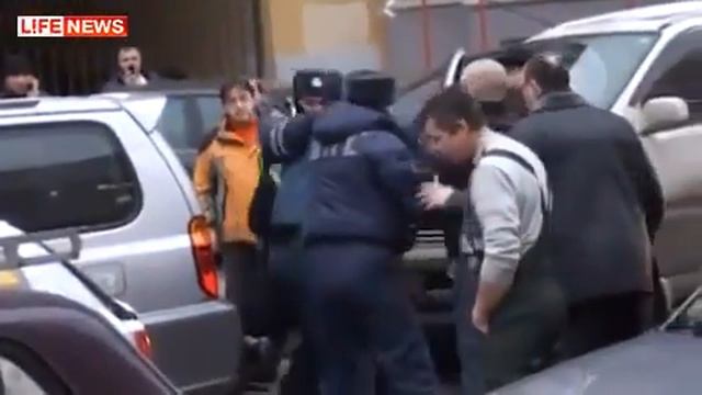 Неадекватный водитель протаранил 20 автомобилей смотреть онлайн
