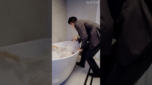【孟佳辉💕黃悦然】《二爷的神算小萌妻》女孩一針就讓暈倒老人起死回生，没想到她是億萬總裁的親奶奶，直接轉正成為總裁夫人！和他貼得越近身體越舒服，二爺，咱們這輩子就鎖死啦！#熱播短劇#霸道總裁#甜寵#爆 смотреть онлайн