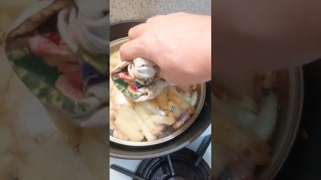 ЖАРЕНАЯ КАРТОШКА С САЛОМ И ЛУКОМ ! ВКУСНО ОЧЕНЬ! #like #tasty #life #вкусно #картошка #жарим смотреть онлайн