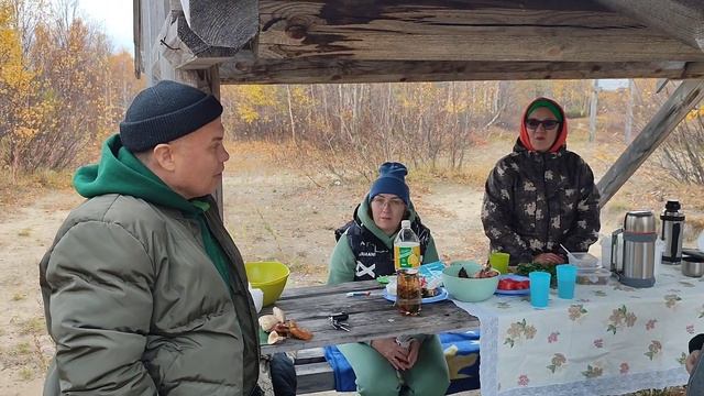 Отдых с друзьями. Жарим шашлыки. смотреть онлайн