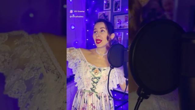 А снег идёт. Новогодняя пора, повод влюбиться и влюбляться! А тем кто уже, быть любимыми и желанными смотреть онлайн
