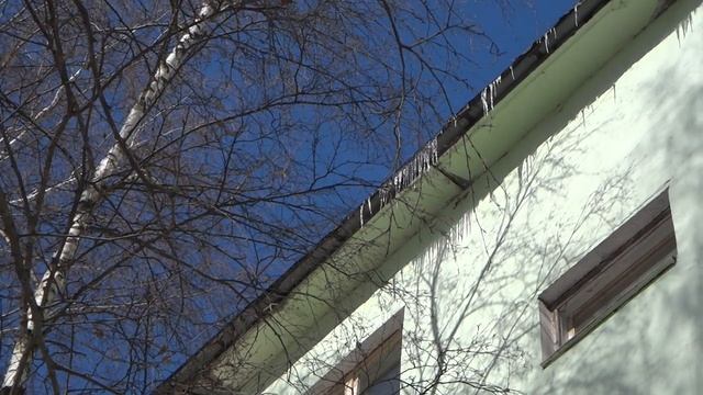 Сосульки и сосули раскачиваются на ветру смотреть онлайн