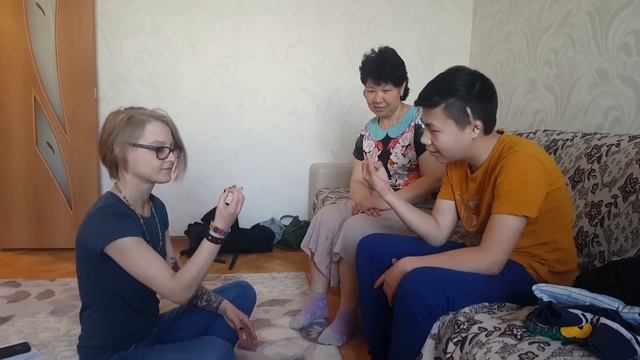 Сыргак учит Риту Логинову дактилю смотреть онлайн
