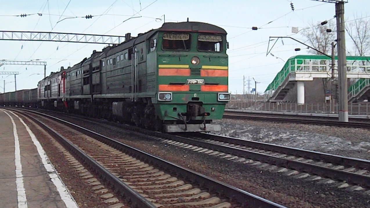 Тепловозы 2ТЭ10М-3562 и 2ТЭ10У-0464. Двойная тяга.