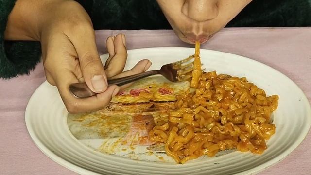 eating #buldak carbonara hot chicken flavor ramen #noodles🔥🍜#pink ramen #so mummy 🔥🥵🤤🍜 смотреть онлайн