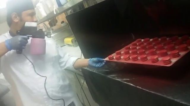 Colour spray in red velvet mini cake. смотреть онлайн
