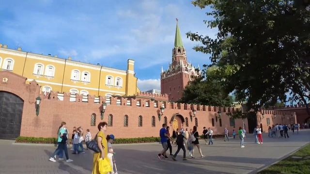 Прогулка по центру Москвы: Книжная неделя на Красной площади, Рыбная неделя у Кремля, запись смотреть онлайн