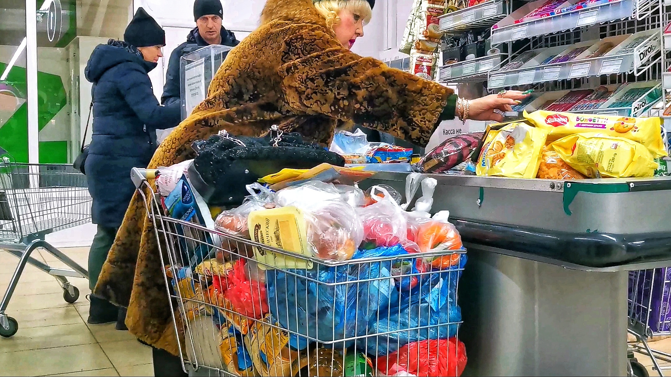 МАРИУПОЛЬ Сметают весь ТОВАР! Вот это ЦЕНЫ! Перед Новым годом🥩🍰 Жизнь города Сегодня смотреть онлайн