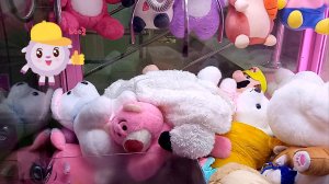 Выиграли классные игрушки в автомате Хватайка.