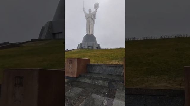 С аллеи у монумента «Родина-мать»