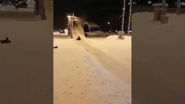 Спуск с горки на санках ватрушках смотреть онлайн