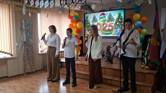 «Новый год к нам мчится» смотреть онлайн