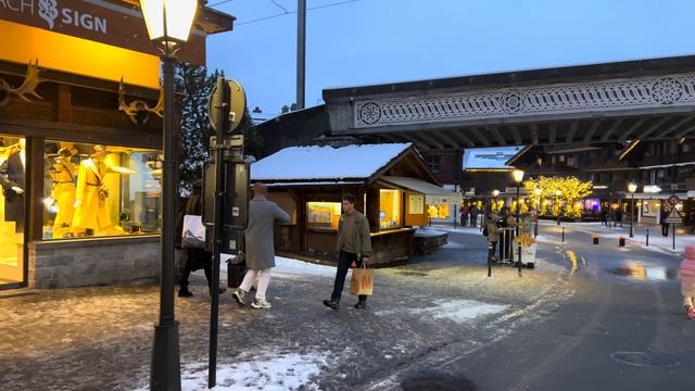 Вечерняя прогулка по деревне Гштад в Швейцарии в период новогодних праздников