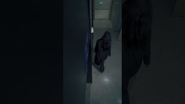 房間隔音不好遭陌生男“扒牆偷聽”，在家中洗澡被偷窺，每天被監視卻不自知！ 【名偵探小宇】 смотреть онлайн