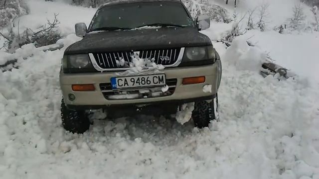 Tractor and pajero sport fights with the snow-2012-01-07.mp4 смотреть онлайн