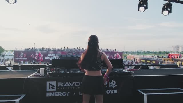 YOUNA - Melodic Techno DJ Mix 12 @ Ravolution Festival I Vietnam смотреть онлайн