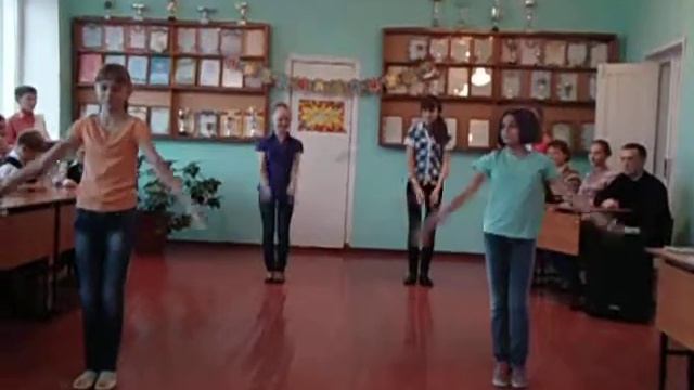 девчонки 7 класса поздравляют пятиклассников смотреть онлайн