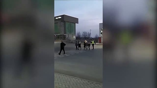 Шымкенттік тұрғын жасөспірімді жолдан өткізуге көмектескен полицейге алғыс айтты смотреть онлайн