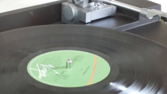 Картридж Victor Z-1S играет с альбом из 1984 года XTC  «The Big Express»