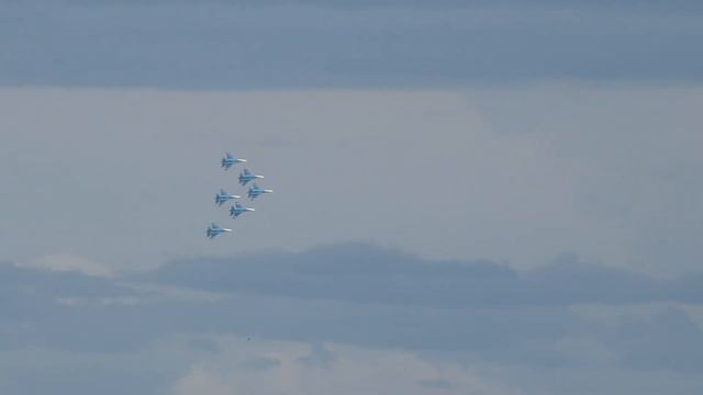 Пилотажная группа РУССКИЕ ВИТЯЗИ в небе над Сургутом 11 июня 2022 смотреть онлайн