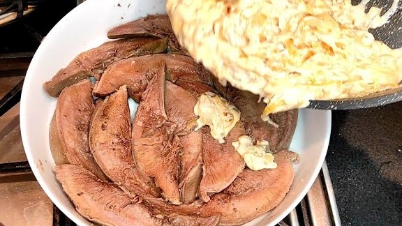Языки запечённые в сметане. Очень простой и вкусный рецепт приготовления. смотреть онлайн